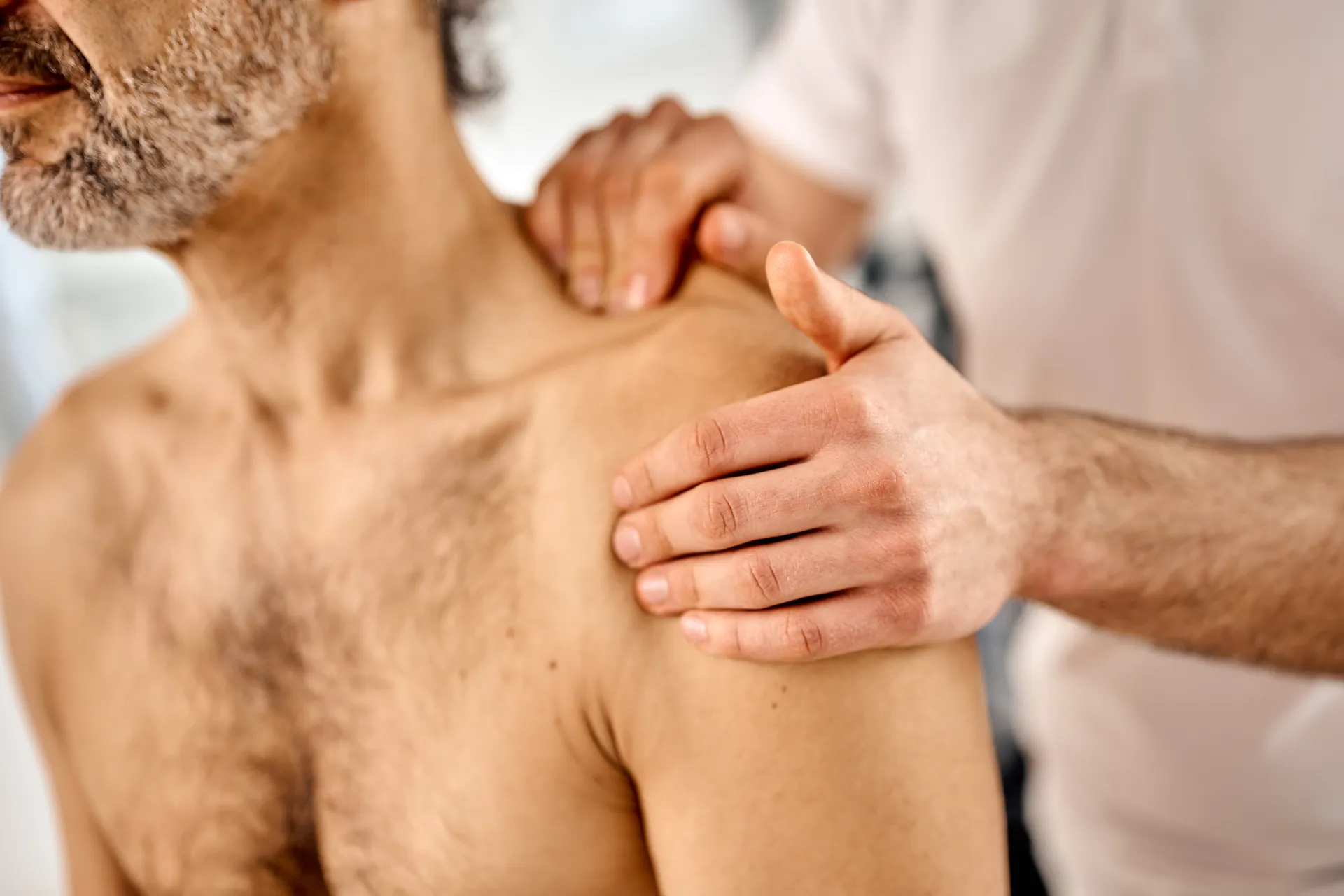 Behandlung von Schulterschmerzen: Manuelle Therapiegriffe zur Mobilisation des Schultergelenks und Linderung akuter Verspannungen.