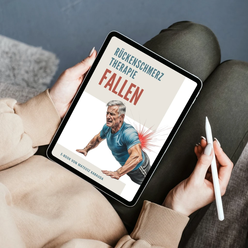 Hände halten einen E-Reader, auf dessen Display das Buch-Cover „Rückenschmerz Therapie Fallen“ von Mateusz Karauda zu sehen ist. Das Cover zeigt einen Mann in Liegestütz-Position mit einem grafisch hervorgehobenen Schmerzpunkt im Rückenbereich.
